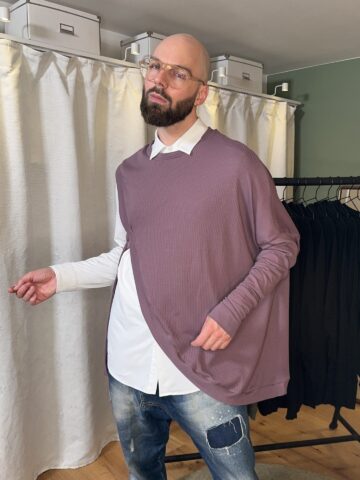 Poncho in lila mit Ärmel links