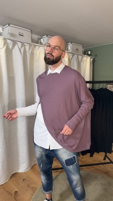Poncho in lila mit Ärmel links