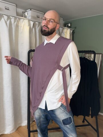 Poncho in lila mit Ärmel rechts