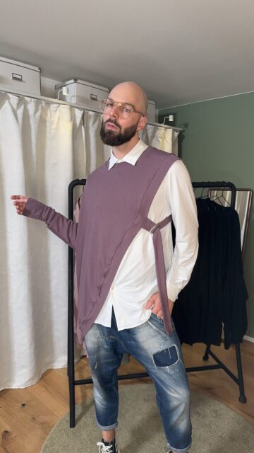 Poncho in lila mit Ärmel rechts
