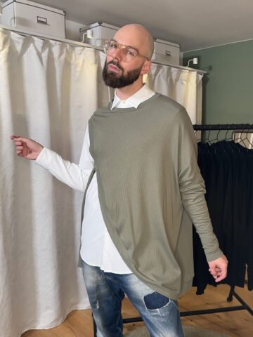 Poncho in oliv mit Ärmel links