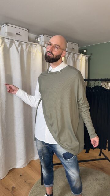Poncho in oliv mit Ärmel links