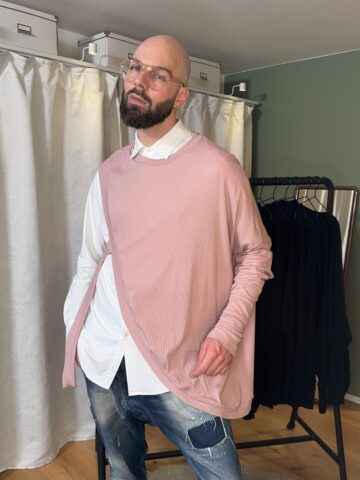 Poncho in altrosa mit Ärmel links