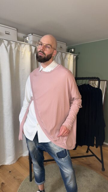 Poncho in altrosa mit Ärmel links