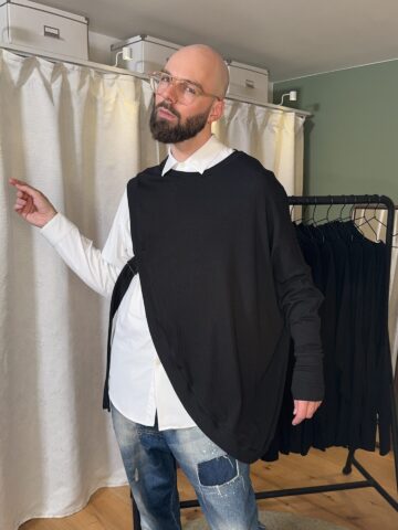 Poncho in schwarz mit Ärmel links