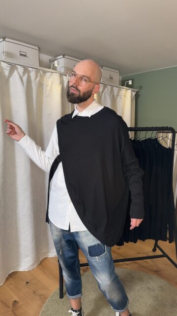 Poncho in schwarz mit Ärmel links