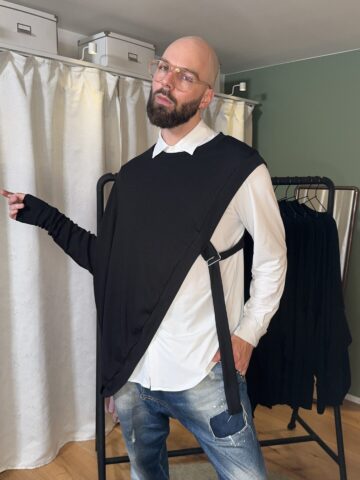 Poncho in schwarz mit Ärmel rechts