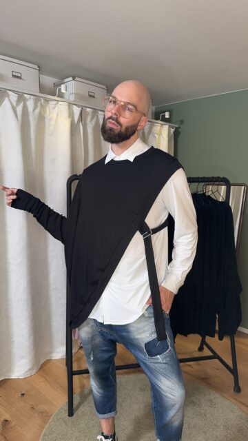 Poncho in schwarz mit Ärmel rechts